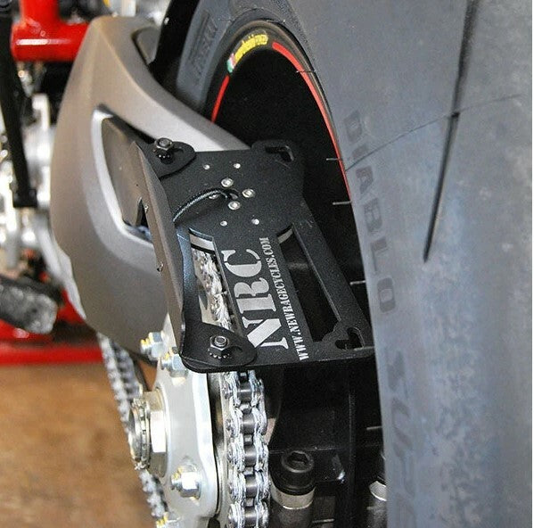 SIDE MOUNT LICENSE PLATE DUC | 950-SIDE