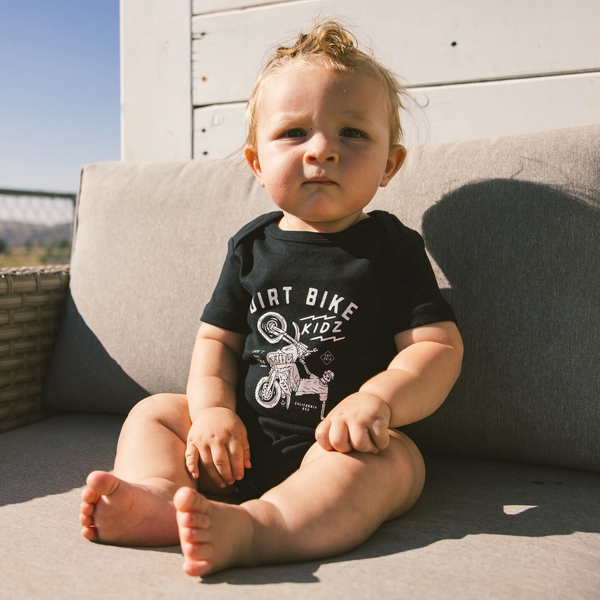 12 O'CLOCK ONESIE BLACK NEWBORN